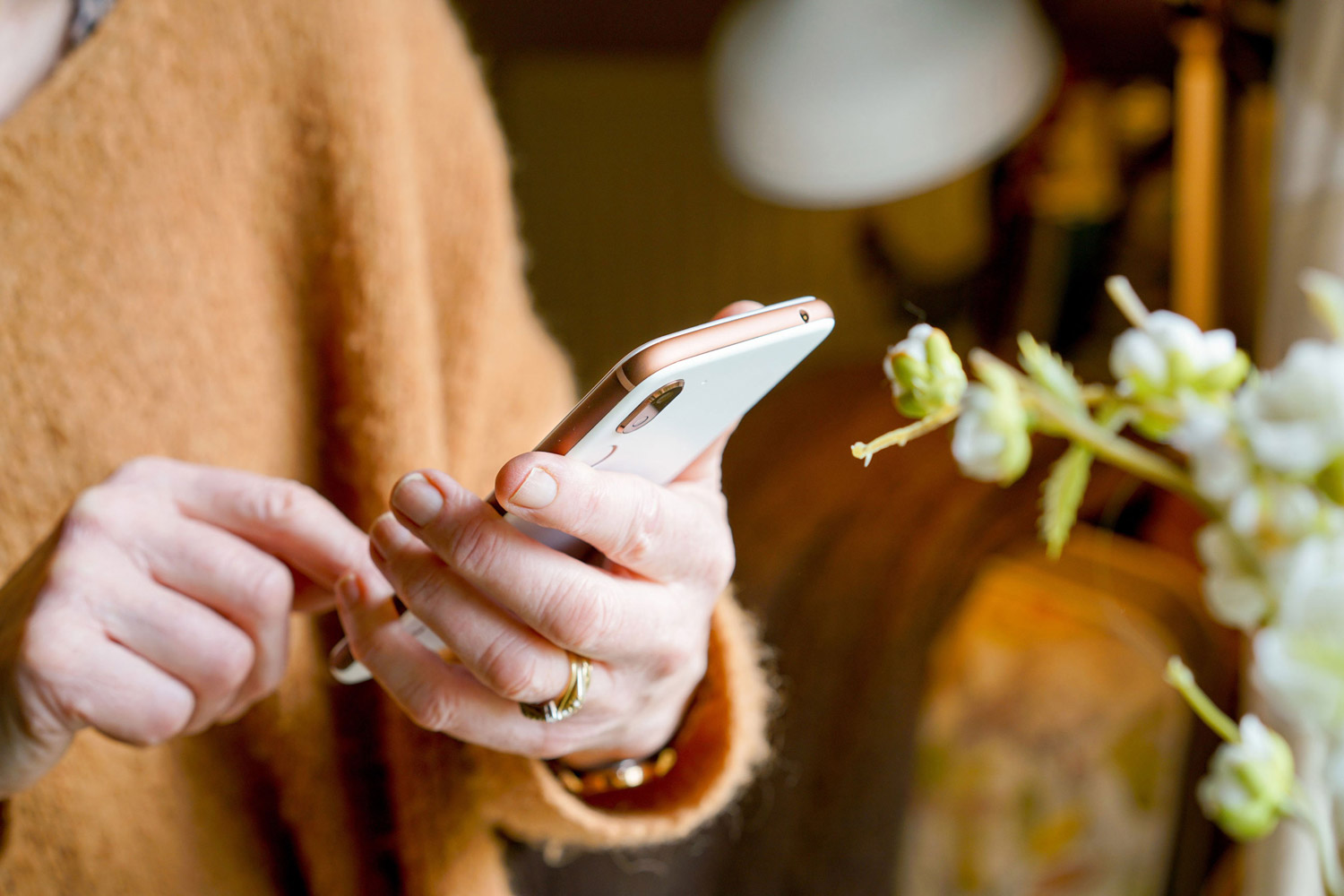 older-person-using-doro-smartphone-home.jpg